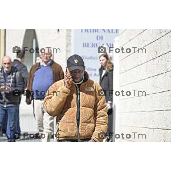 Bello Figo, pseudonimo di Paul Yeboah, è un rapper, cantante e youtuber ghanese naturalizzato italiano all\'uscirta dal tribunale di bergamo dopo l\'udienza per violenza sessuale a ragazza minore bergamasca 2 Aprile 2026 Bergamo Italia foto Tiziano Manzoni Lapresse