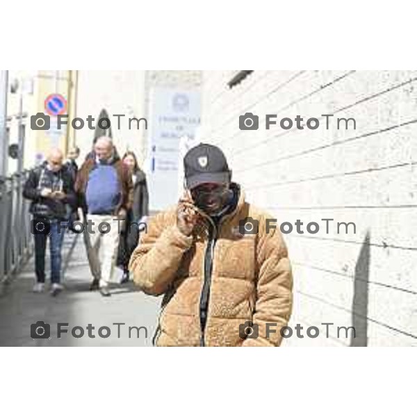 Bello Figo, pseudonimo di Paul Yeboah, è un rapper, cantante e youtuber ghanese naturalizzato italiano all\'uscirta dal tribunale di bergamo dopo l\'udienza per violenza sessuale a ragazza minore bergamasca 2 Aprile 2026 Bergamo Italia foto Tiziano Manzoni Lapresse