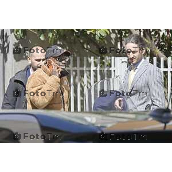 Bello Figo, pseudonimo di Paul Yeboah, è un rapper, cantante e youtuber ghanese naturalizzato italiano all\'uscirta dal tribunale di bergamo dopo l\'udienza per violenza sessuale a ragazza minore bergamasca 2 Aprile 2026 Bergamo Italia foto Tiziano Manzoni Lapresse