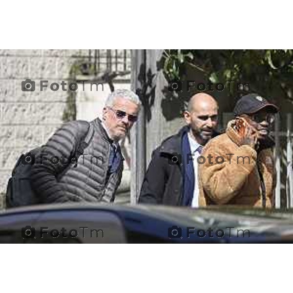 Bello Figo, pseudonimo di Paul Yeboah, è un rapper, cantante e youtuber ghanese naturalizzato italiano all\'uscirta dal tribunale di bergamo dopo l\'udienza per violenza sessuale a ragazza minore bergamasca 2 Aprile 2026 Bergamo Italia foto Tiziano Manzoni Lapresse