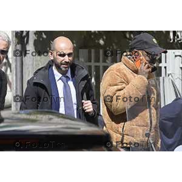 Bello Figo, pseudonimo di Paul Yeboah, è un rapper, cantante e youtuber ghanese naturalizzato italiano all\'uscirta dal tribunale di bergamo dopo l\'udienza per violenza sessuale a ragazza minore bergamasca 2 Aprile 2026 Bergamo Italia foto Tiziano Manzoni Lapresse