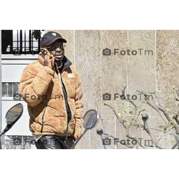 Bello Figo, pseudonimo di Paul Yeboah, è un rapper, cantante e youtuber ghanese naturalizzato italiano all\'uscirta dal tribunale di bergamo dopo l\'udienza per violenza sessuale a ragazza minore bergamasca 2 Aprile 2026 Bergamo Italia foto Tiziano Manzoni Lapresse