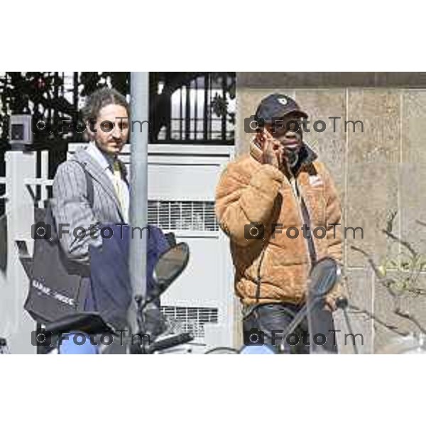 Bello Figo, pseudonimo di Paul Yeboah, è un rapper, cantante e youtuber ghanese naturalizzato italiano all\'uscirta dal tribunale di bergamo dopo l\'udienza per violenza sessuale a ragazza minore bergamasca 2 Aprile 2026 Bergamo Italia foto Tiziano Manzoni Lapresse