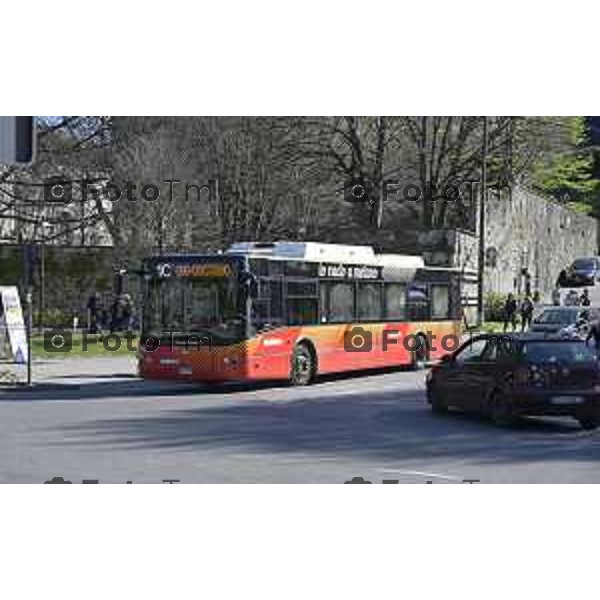 Bergamo turisti e bus per la pasqua 3 Aprile 2026 Italia foto Tiziano Manzoni Lapresse