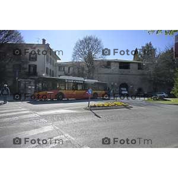 Bergamo turisti e bus per la pasqua 3 Aprile 2026 Italia foto Tiziano Manzoni Lapresse