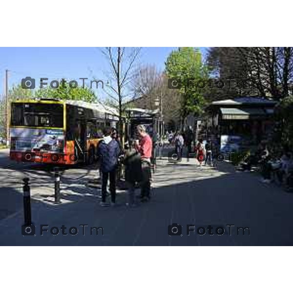 Bergamo turisti e bus per la pasqua 3 Aprile 2026 Italia foto Tiziano Manzoni Lapresse