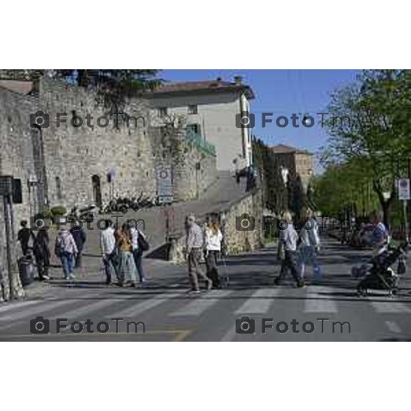 Bergamo turisti e bus per la pasqua 3 Aprile 2026 Italia foto Tiziano Manzoni Lapresse