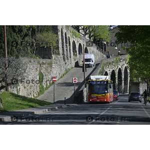 Bergamo turisti e bus per la pasqua 3 Aprile 2026 Italia foto Tiziano Manzoni Lapresse