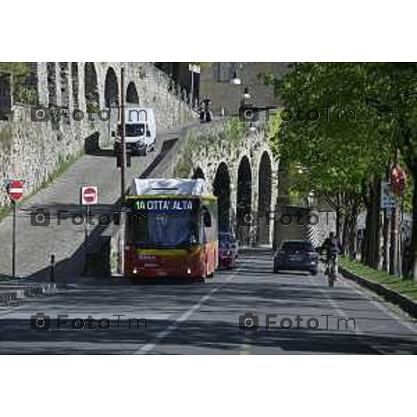 Bergamo turisti e bus per la pasqua 3 Aprile 2026 Italia foto Tiziano Manzoni Lapresse