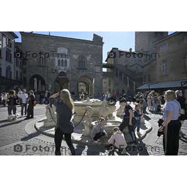 Bergamo turisti e bus per la pasqua 3 Aprile 2026 Italia foto Tiziano Manzoni Lapresse