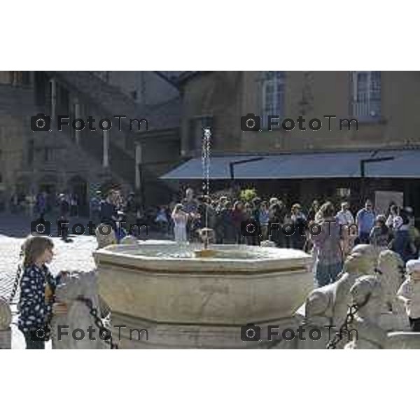 Bergamo turisti e bus per la pasqua 3 Aprile 2026 Italia foto Tiziano Manzoni Lapresse