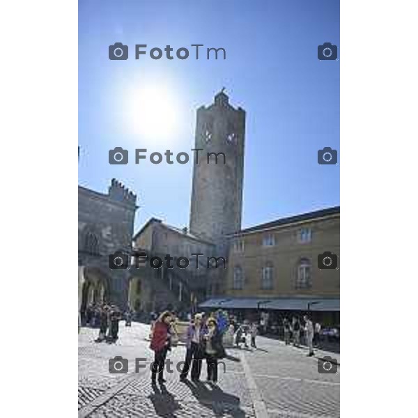Bergamo turisti e bus per la pasqua 3 Aprile 2026 Italia foto Tiziano Manzoni Lapresse