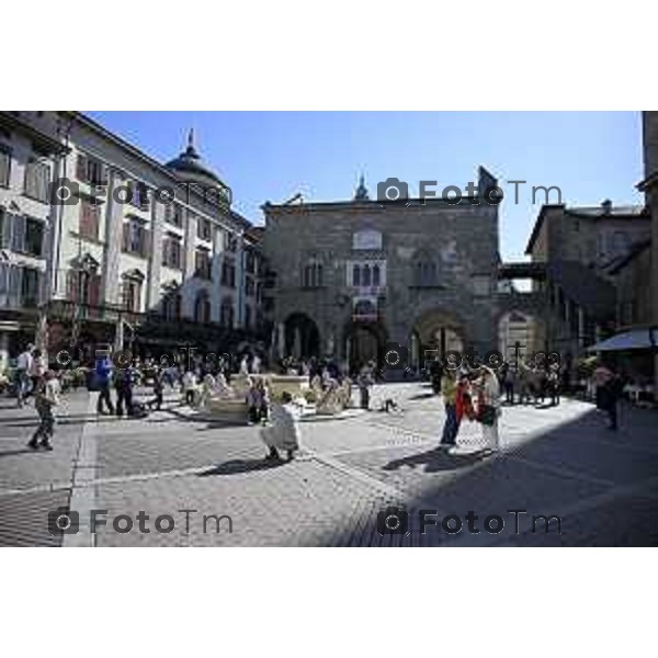 Bergamo turisti e bus per la pasqua 3 Aprile 2026 Italia foto Tiziano Manzoni Lapresse