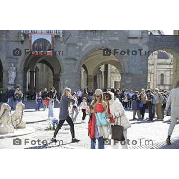 Bergamo turisti e bus per la pasqua 3 Aprile 2026 Italia foto Tiziano Manzoni Lapresse