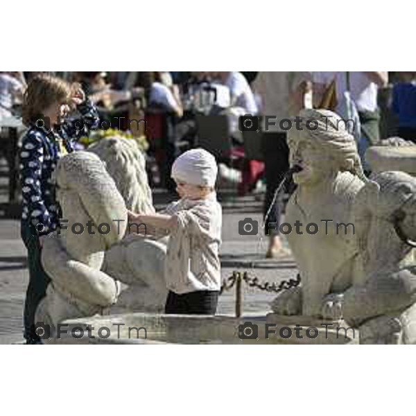 Bergamo turisti e bus per la pasqua 3 Aprile 2026 Italia foto Tiziano Manzoni Lapresse