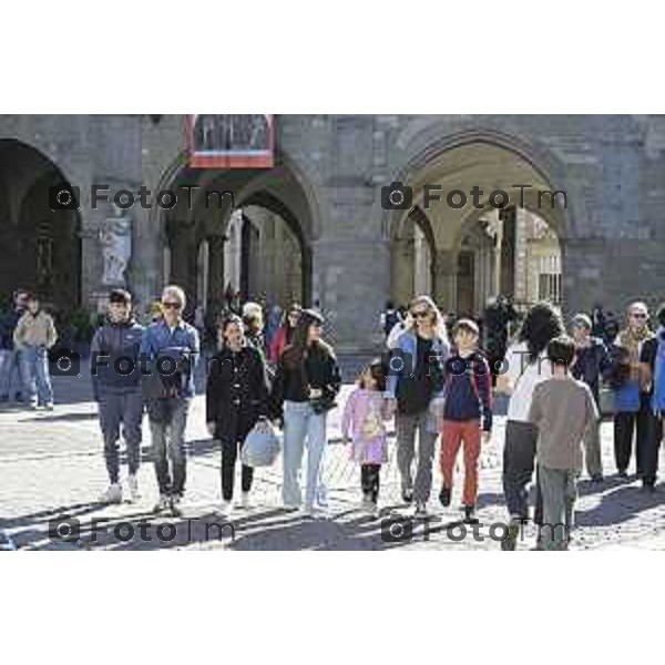 Bergamo turisti e bus per la pasqua 3 Aprile 2026 Italia foto Tiziano Manzoni Lapresse