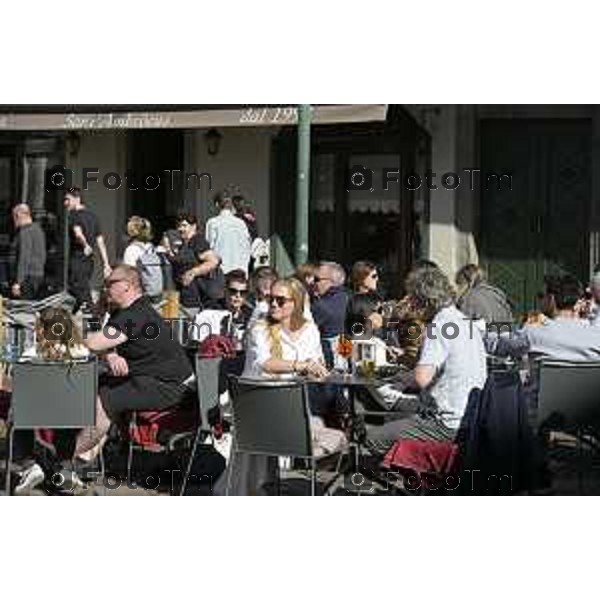 Bergamo turisti e bus per la pasqua 3 Aprile 2026 Italia foto Tiziano Manzoni Lapresse