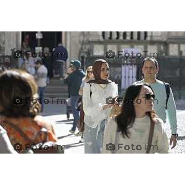 Bergamo turisti e bus per la pasqua 3 Aprile 2026 Italia foto Tiziano Manzoni Lapresse