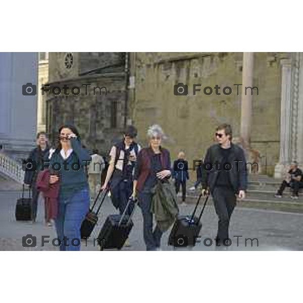 Bergamo turisti e bus per la pasqua 3 Aprile 2026 Italia foto Tiziano Manzoni Lapresse