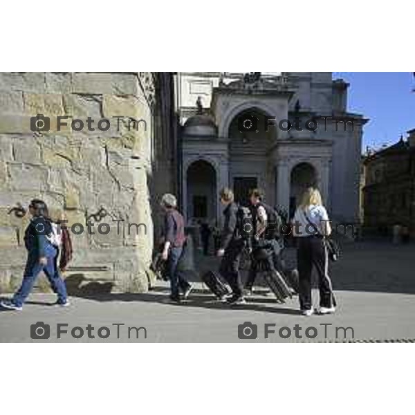 Bergamo turisti e bus per la pasqua 3 Aprile 2026 Italia foto Tiziano Manzoni Lapresse