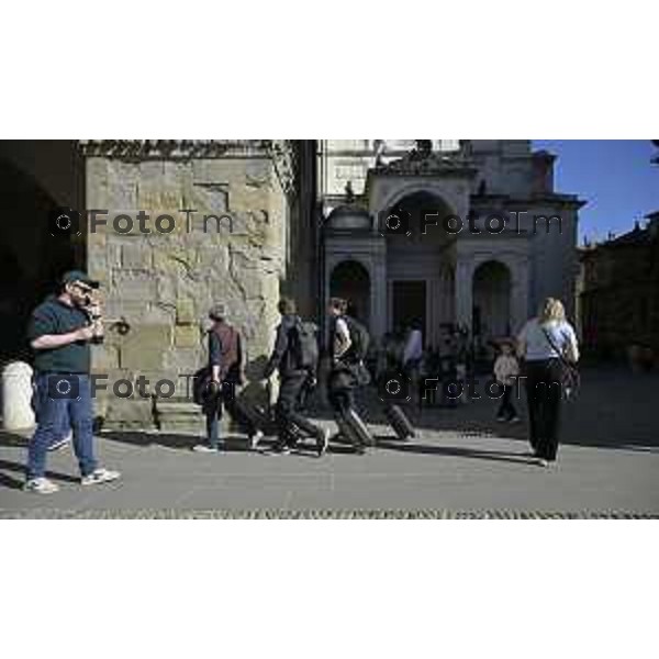 Bergamo turisti e bus per la pasqua 3 Aprile 2026 Italia foto Tiziano Manzoni Lapresse