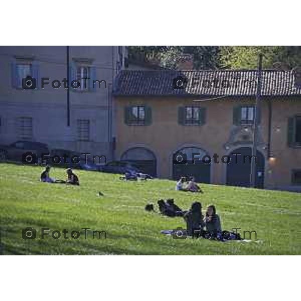 Bergamo turisti e bus per la pasqua 3 Aprile 2026 Italia foto Tiziano Manzoni Lapresse