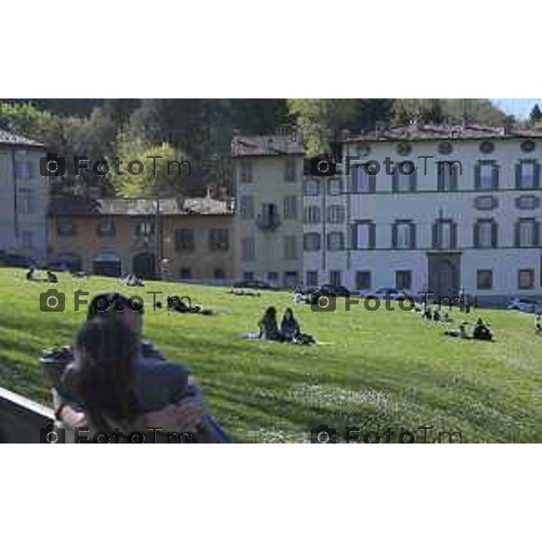 Bergamo turisti e bus per la pasqua 3 Aprile 2026 Italia foto Tiziano Manzoni Lapresse