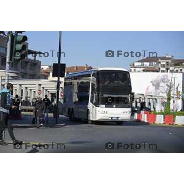 Bergamo turisti e bus per la pasqua 3 Aprile 2026 Italia foto Tiziano Manzoni Lapresse