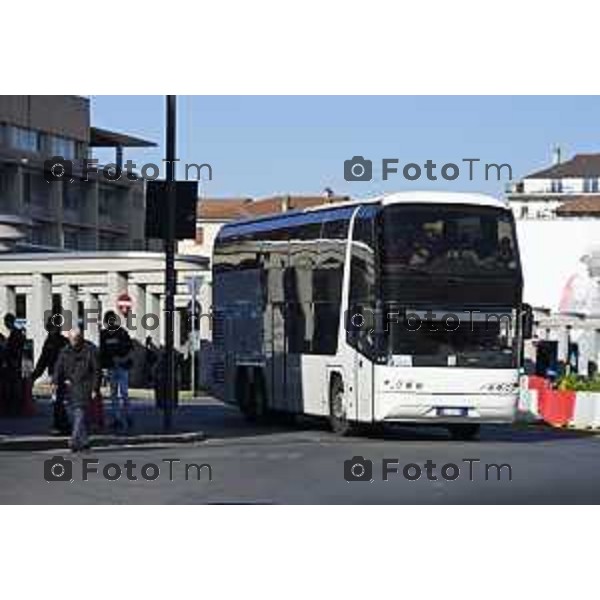 Bergamo turisti e bus per la pasqua 3 Aprile 2026 Italia foto Tiziano Manzoni Lapresse