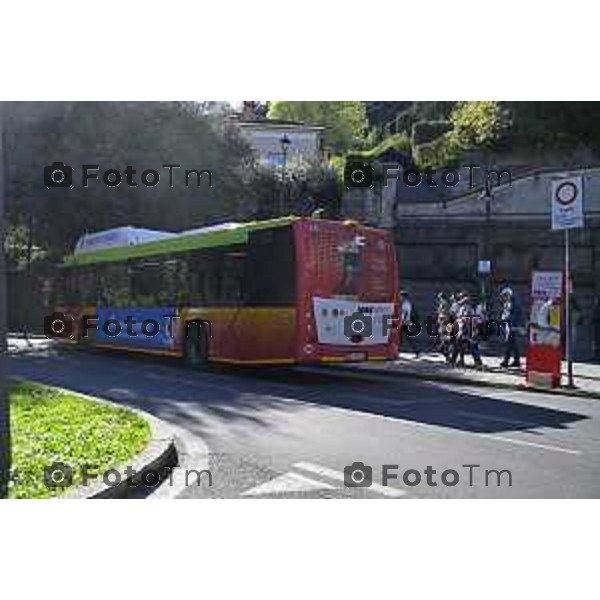 Bergamo turisti e bus per la pasqua 3 Aprile 2026 Italia foto Tiziano Manzoni Lapresse