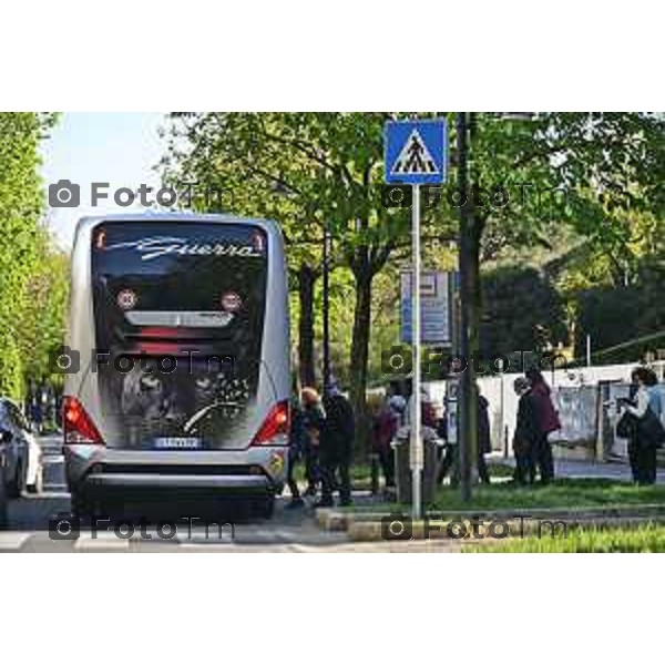 Bergamo turisti e bus per la pasqua 3 Aprile 2026 Italia foto Tiziano Manzoni Lapresse