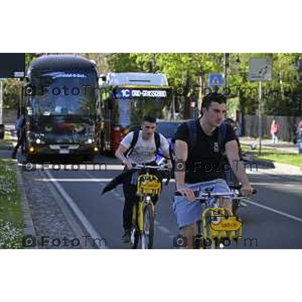 Bergamo turisti e bus per la pasqua 3 Aprile 2026 Italia foto Tiziano Manzoni Lapresse