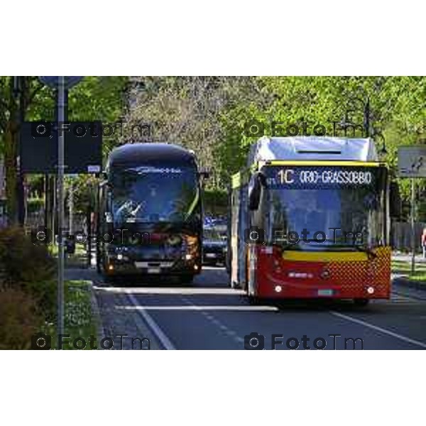 Bergamo turisti e bus per la pasqua 3 Aprile 2026 Italia foto Tiziano Manzoni Lapresse