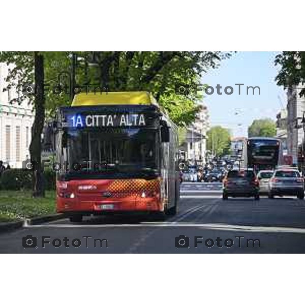 Bergamo turisti e bus per la pasqua 3 Aprile 2026 Italia foto Tiziano Manzoni Lapresse