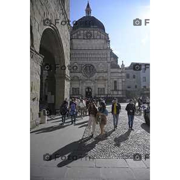 Bergamo turisti e bus per la pasqua 3 Aprile 2026 Italia foto Tiziano Manzoni Lapresse