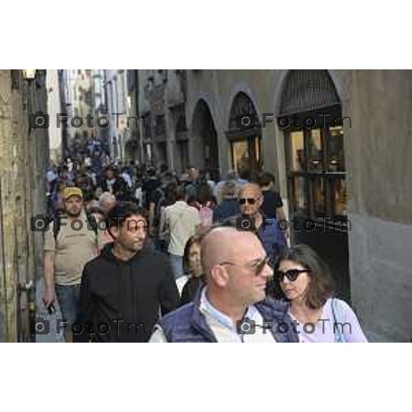 Bergamo turisti e bus per la pasqua 3 Aprile 2026 Italia foto Tiziano Manzoni Lapresse