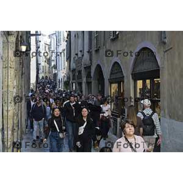 Bergamo turisti e bus per la pasqua 3 Aprile 2026 Italia foto Tiziano Manzoni Lapresse
