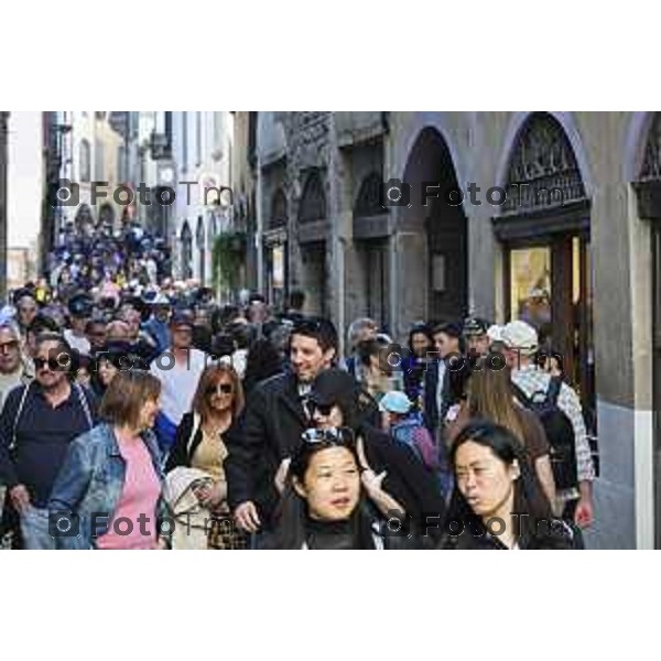 Bergamo turisti e bus per la pasqua 3 Aprile 2026 Italia foto Tiziano Manzoni Lapresse