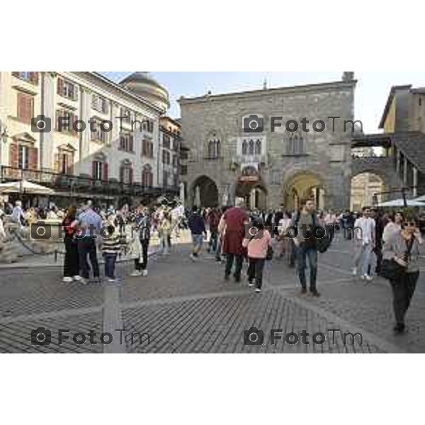 Bergamo turisti e bus per la pasqua 3 Aprile 2026 Italia foto Tiziano Manzoni Lapresse