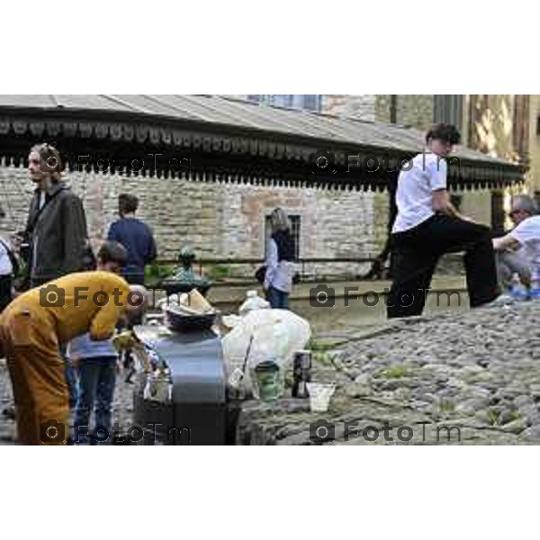 Bergamo turisti e bus per la pasqua 3 Aprile 2026 Italia foto Tiziano Manzoni Lapresse