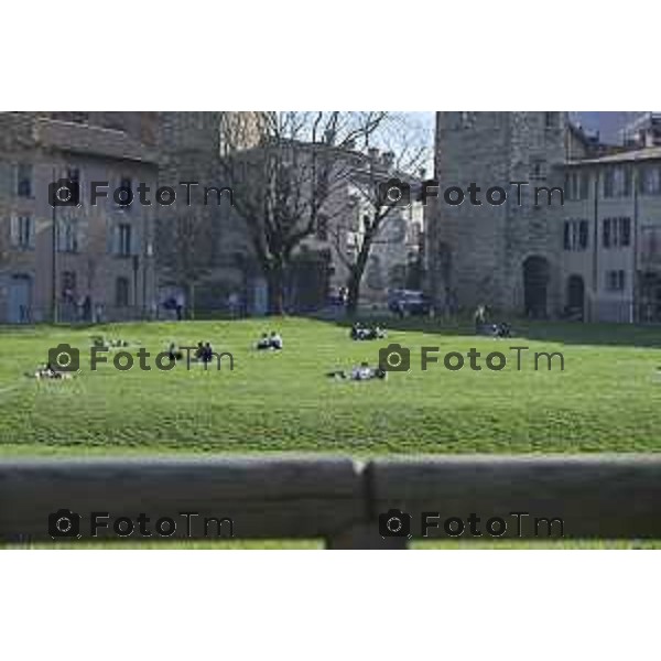 Bergamo turisti e bus per la pasqua 3 Aprile 2026 Italia foto Tiziano Manzoni Lapresse