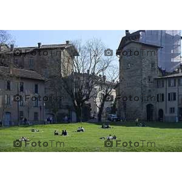 Bergamo turisti e bus per la pasqua 3 Aprile 2026 Italia foto Tiziano Manzoni Lapresse