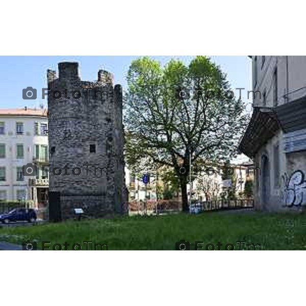 Bergamo turisti e torre del galgario 3 Aprile 2026 Italia foto Tiziano Manzoni Lapresse