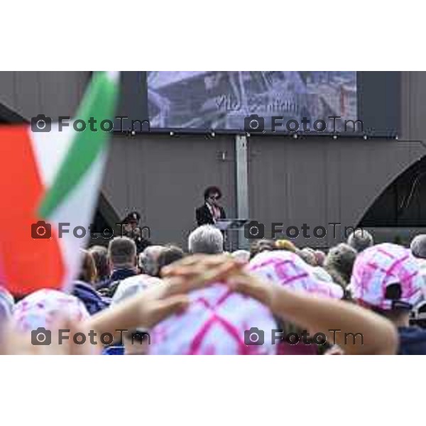 Bergamo festa della polizia con il questore Vincenzo Nicolì, e il prefetto Luca Rotondi e gli encomi agli agenti. Ragazzo canta pensa 10 Aprile o 2026 Bergamo Italia foto Tiziano Manzoni Lapresse