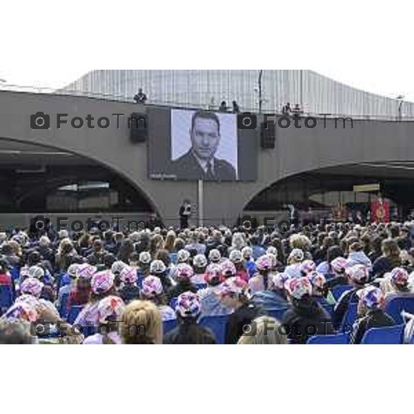Bergamo festa della polizia con il questore Vincenzo Nicolì, e il prefetto Luca Rotondi e gli encomi agli agenti. Ragazzo canta pensa 10 Aprile o 2026 Bergamo Italia foto Tiziano Manzoni Lapresse