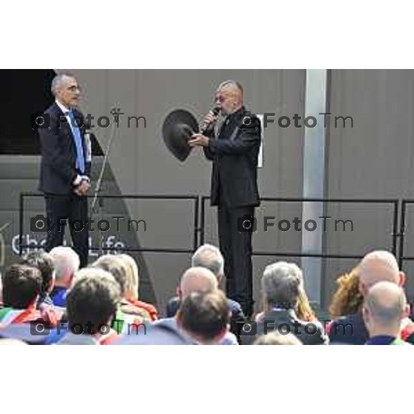 Bergamo festa della polizia con il questore Vincenzo Nicolì, e il prefetto Luca Rotondi e gli encomi agli agenti. Bepi cantante locale 10 Aprile o 2026 Bergamo Italia foto Tiziano Manzoni Lapresse