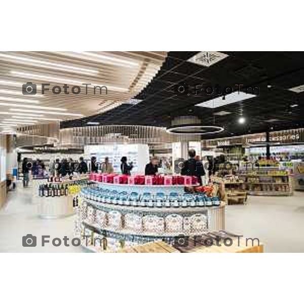 Orio Al Serio, 13 Aprile 2026 - Inaugurazione del nuovo Concept Store Difstore dell\'Aeroporto Milano Bergamo con Giorgio Corna e Giovanni Sanga, taglio del nastro a cura di Giovanni Sanga e Norma Mazzoleni, consigliere delegato di Dif Spa.