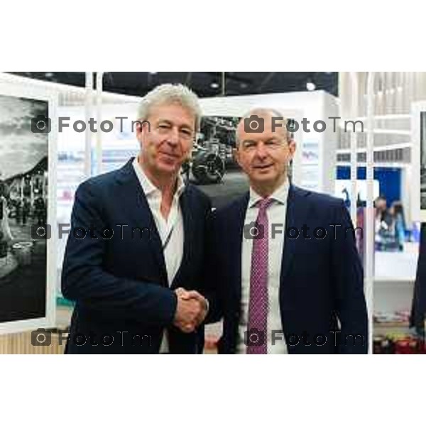 Orio Al Serio, 13 Aprile 2026 - Inaugurazione del nuovo Concept Store Difstore dell\'Aeroporto Milano Bergamo con Giorgio Corna e Giovanni Sanga, taglio del nastro a cura di Giovanni Sanga e Norma Mazzoleni, consigliere delegato di Dif Spa.