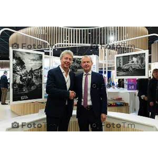 Orio Al Serio, 13 Aprile 2026 - Inaugurazione del nuovo Concept Store Difstore dell\'Aeroporto Milano Bergamo con Giorgio Corna e Giovanni Sanga, taglio del nastro a cura di Giovanni Sanga e Norma Mazzoleni, consigliere delegato di Dif Spa.