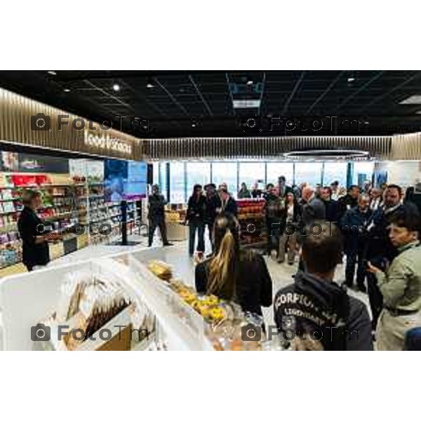 Orio Al Serio, 13 Aprile 2026 - Inaugurazione del nuovo Concept Store Difstore dell\'Aeroporto Milano Bergamo con Giorgio Corna e Giovanni Sanga, taglio del nastro a cura di Giovanni Sanga e Norma Mazzoleni, consigliere delegato di Dif Spa.